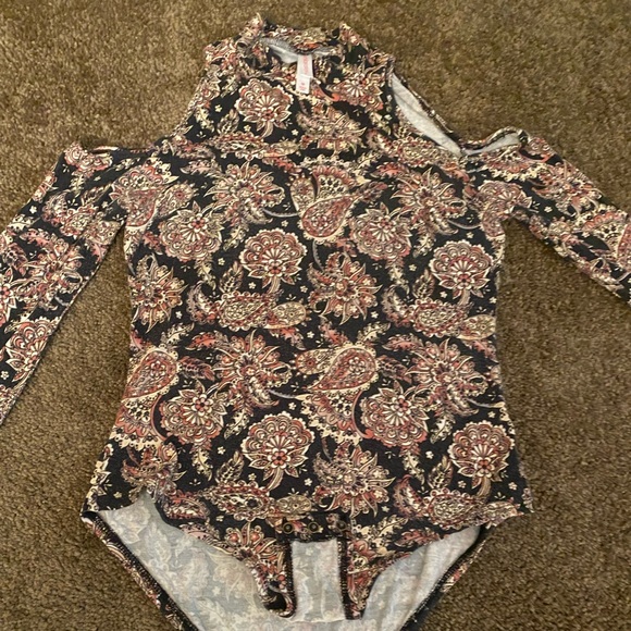 Xhilaration Tops - Cute cold shoulder 👀brown palsy bodysuit extremely cute.